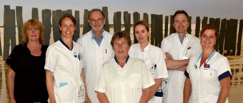 Groepsfoto Dagbandeling Oncologie met uiterst links Carine Jongepier - fotografie Peter Wijkhuis